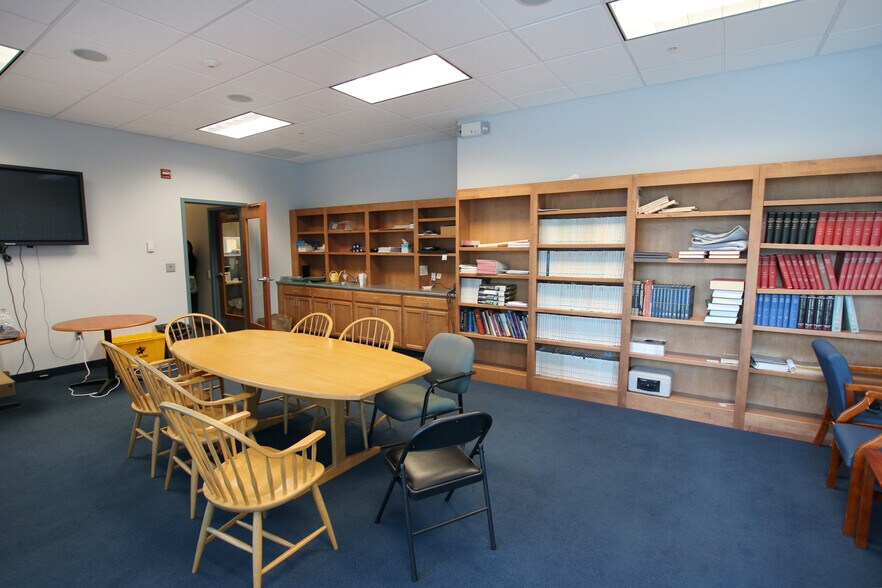 More Photos Of 16 Pelham Rd, Salem Medical For Sale