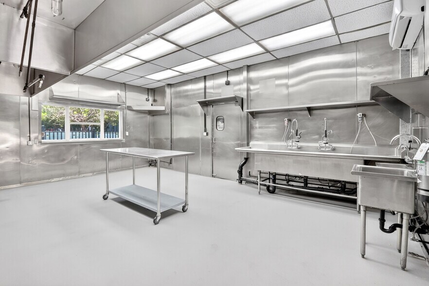 More Photos Of 643 NW 20th St, Miami Freestanding For Sale