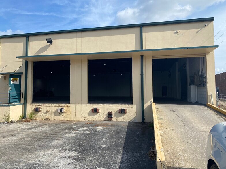 More Photos Of 2100 Premier Row, Orlando Warehouse For Lease