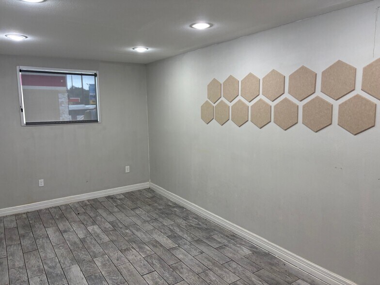 More Photos Of 2810 Hillcrest Dr, San Antonio Freestanding For Lease