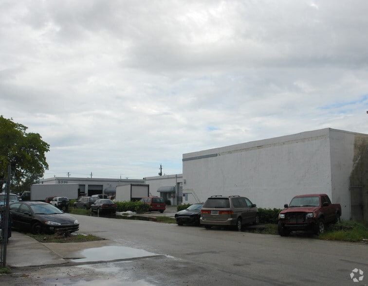 More Photos Of 5721 Funston St, Hollywood Warehouse For Lease