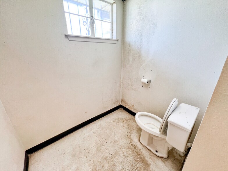 More Photos Of 300 W 61st St, Odessa Industrial For Sale