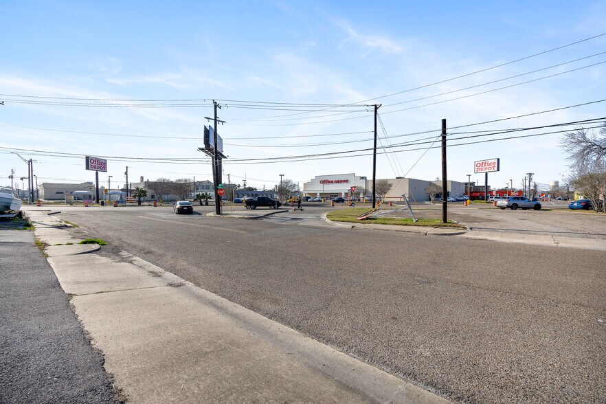 More Photos Of 525 Clifford St, Corpus Christi Office For Sale