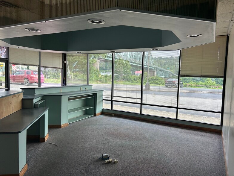 More Photos Of 308 Patrick Street Plz, Charleston Storefront For Lease