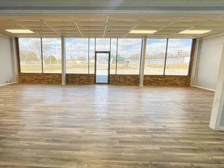 More Photos Of 33774 Highway 51, Wagoner Showroom For Lease