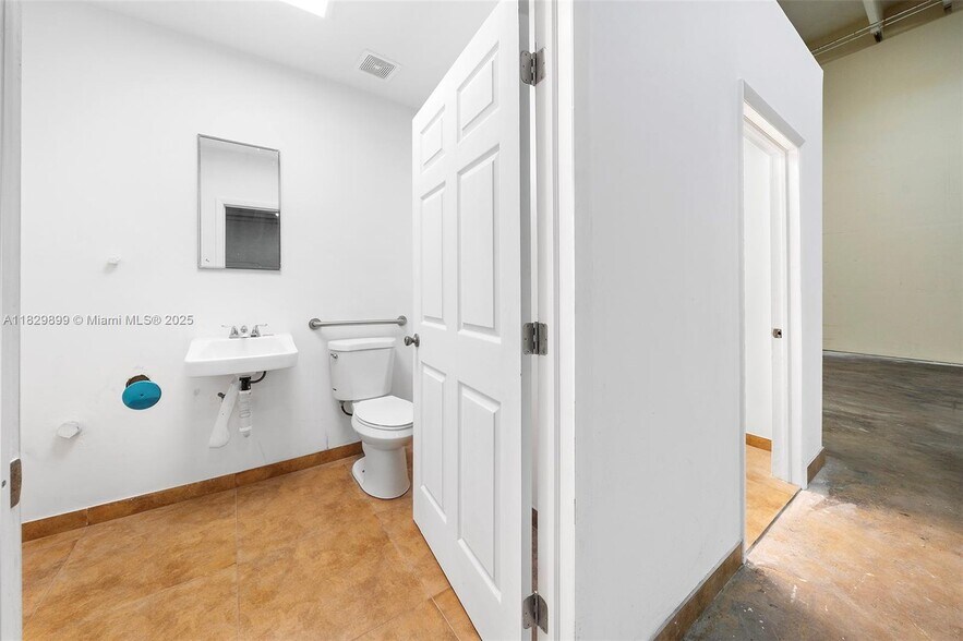 More Photos Of 2300-2310 Thomas St, Hollywood Warehouse For Lease