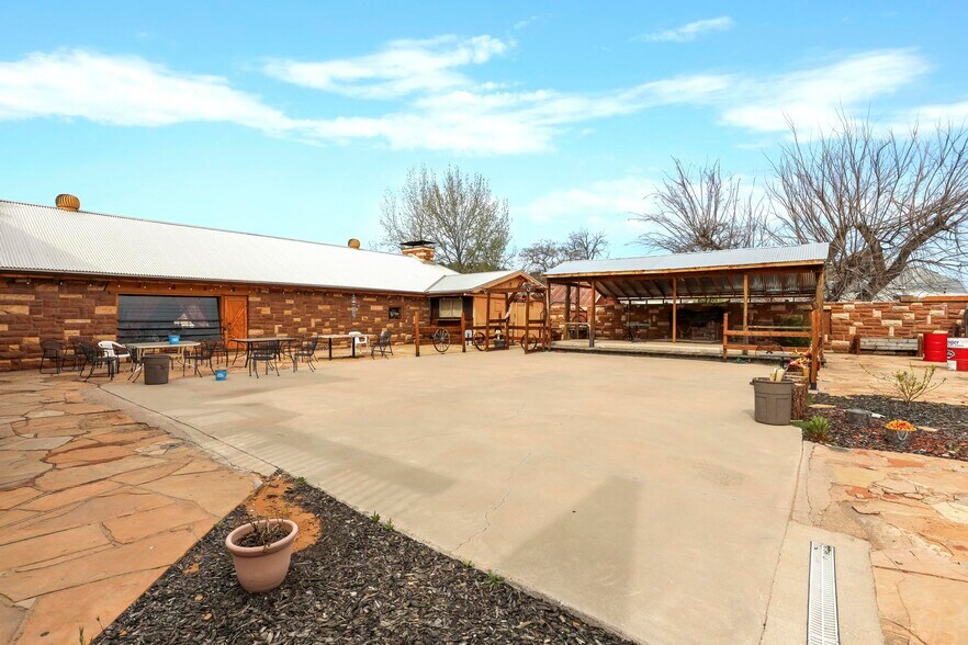 More Photos Of 607 W Main St, Payson Bar For Sale