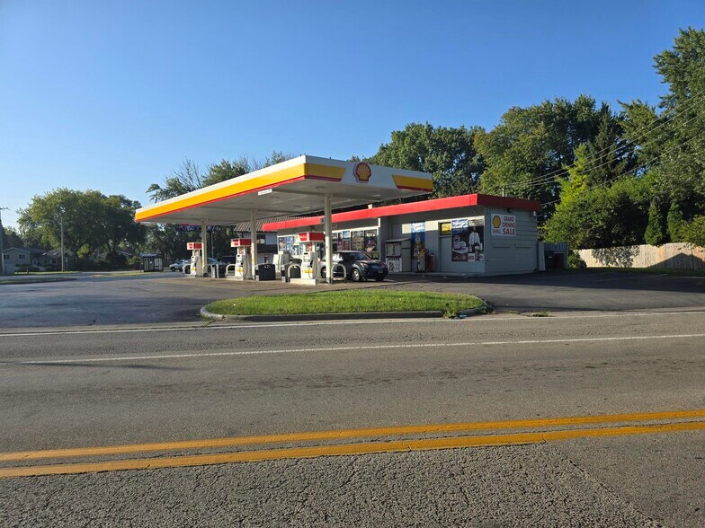 More Photos Of 37740 N Sheridan Rd, Beach Park Service Station For Sale