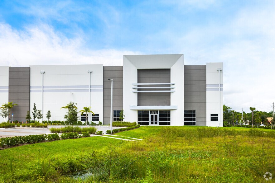 More Photos Of 15430 Corporate Rd N, Jupiter Distribution For Sale