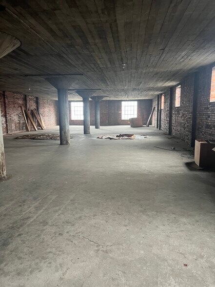 More Photos Of 740 8th Ave, Huntington Warehouse For Lease