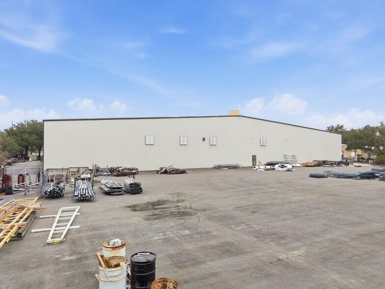 More Photos Of 263-271 Southridge Industrial Dr, Tavares Warehouse For Lease