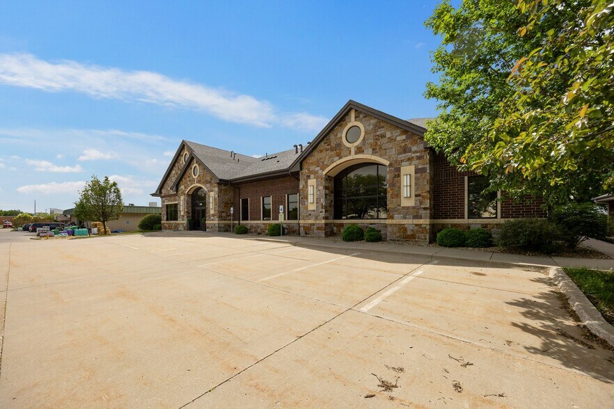 More Photos Of 1570 Mall Dr, Iowa City Office For Lease
