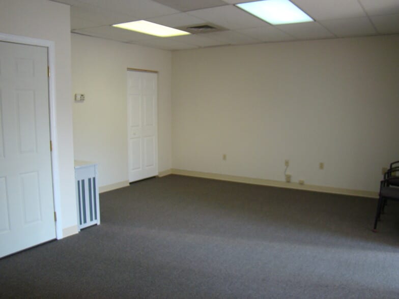 More Photos Of 619 W Main St, Carnegie Flex For Lease