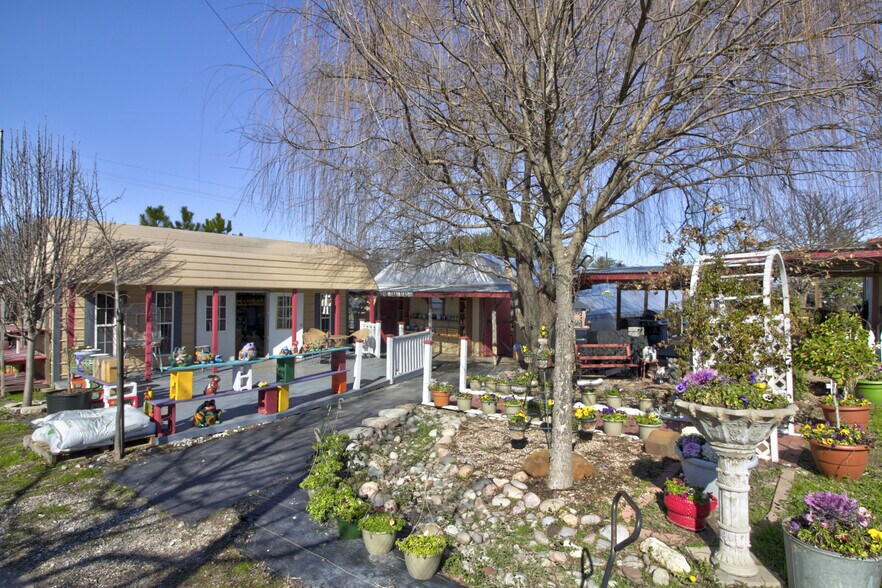 More Photos Of 617 W Main St, Whitesboro Garden Center For Sale
