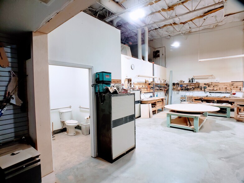 More Photos Of 215 N Redwood Rd, North Salt Lake Flex For Lease