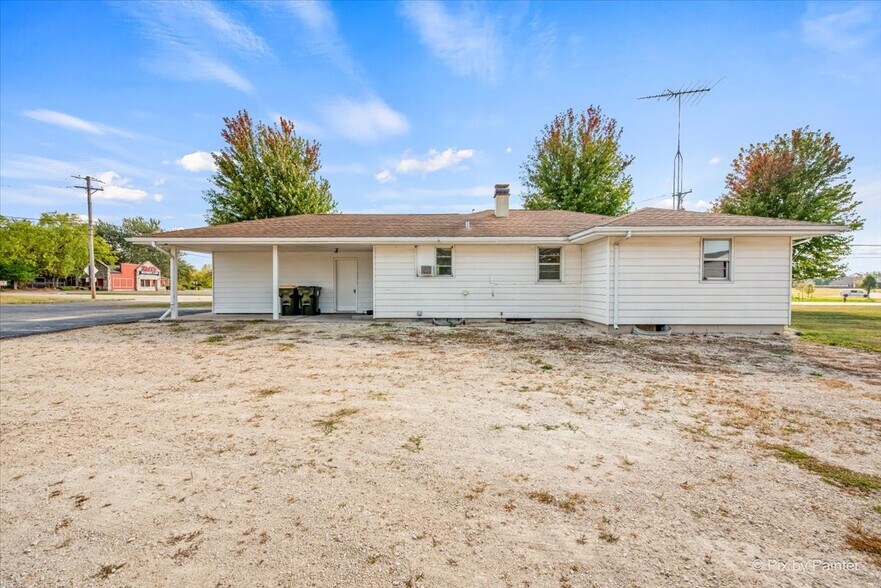 More Photos Of 124 E Oak Knoll Dr, Hampshire Office For Sale