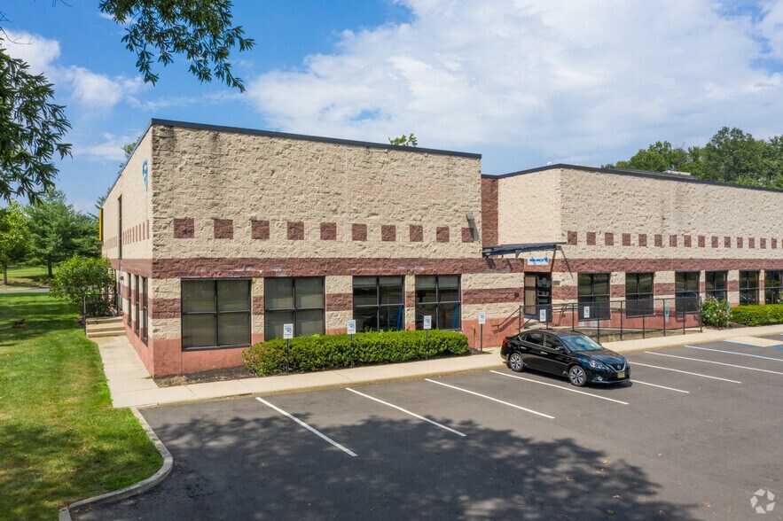 More Photos Of 8 Commerce Way, Hamilton Light Distribution For Lease