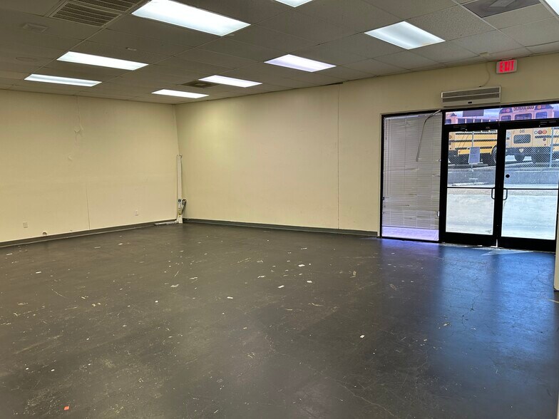 More Photos Of 10444-10458 Sentinel St, San Antonio Flex For Lease