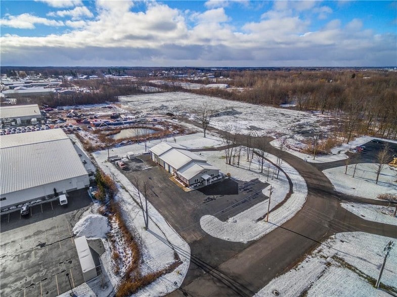 More Photos Of 252 David Pky, Ontario Warehouse For Lease