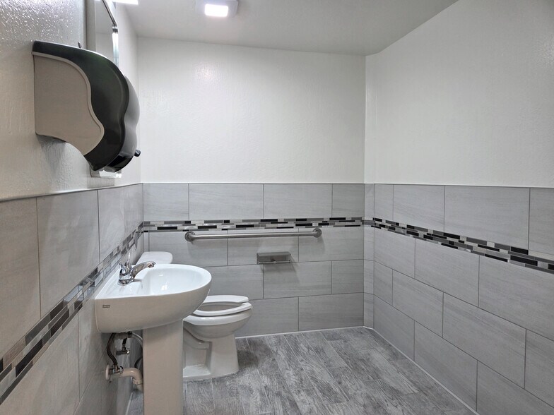 More Photos Of 1929 W Lone Cactus Dr, Phoenix Light Distribution For Lease