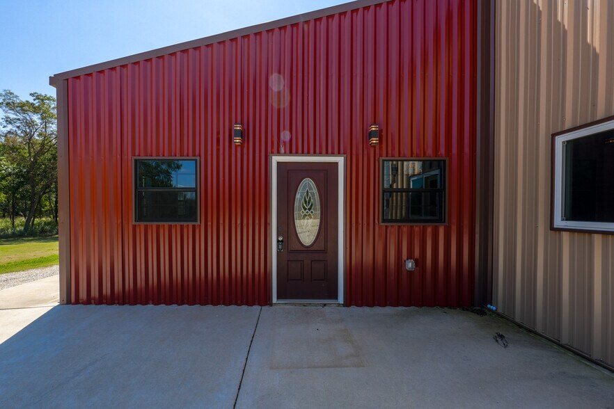 More Photos Of 352247 E 1040, Prague Auto Repair For Lease