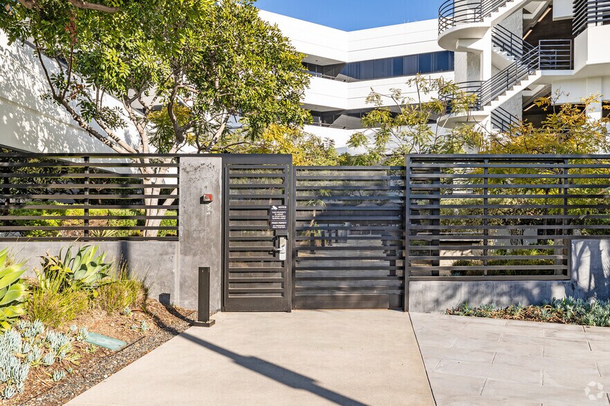 More Photos Of 3000 S Robertson Blvd, Los Angeles Office For Sale
