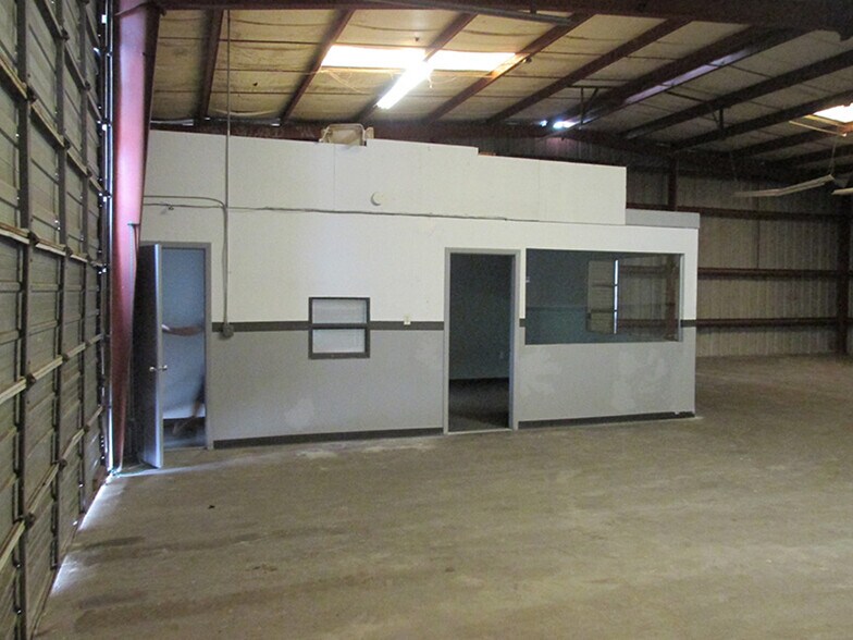 More Photos Of 13215 N Nebraska Ave, Tampa Warehouse For Lease