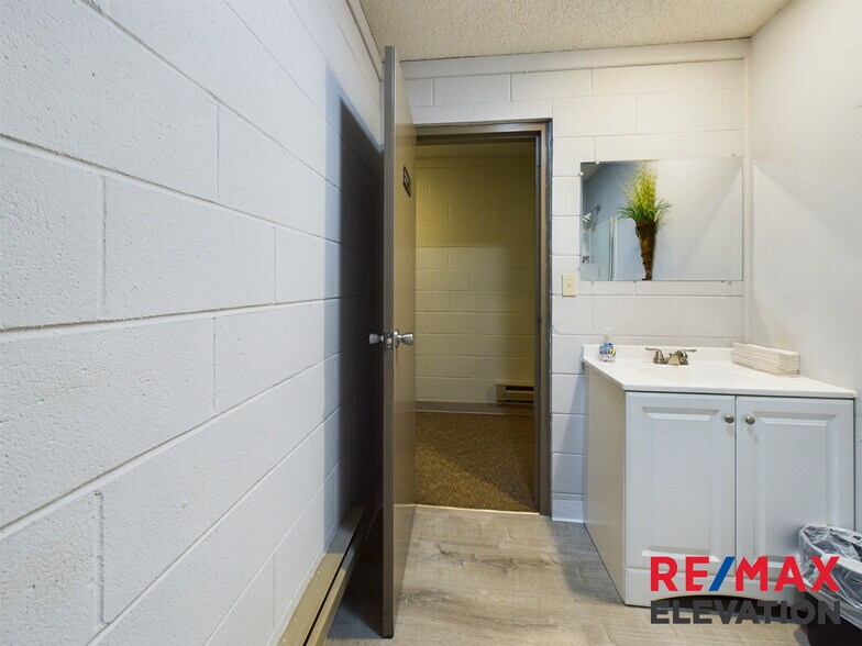 More Photos Of 915 W Fetterman St, Buffalo Office For Sale
