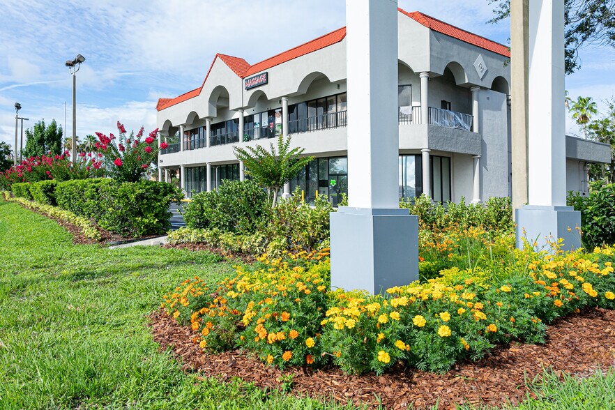 More Photos Of 2956-2960 Vineland Rd, Kissimmee Storefront Retail Office For Lease