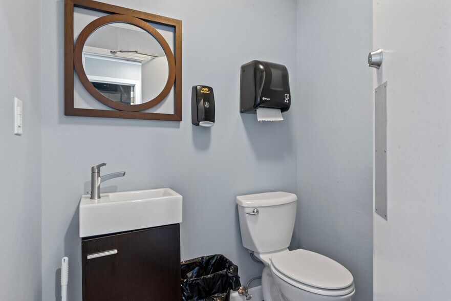 More Photos Of 2445 S 5th St, Springfield Office For Sale