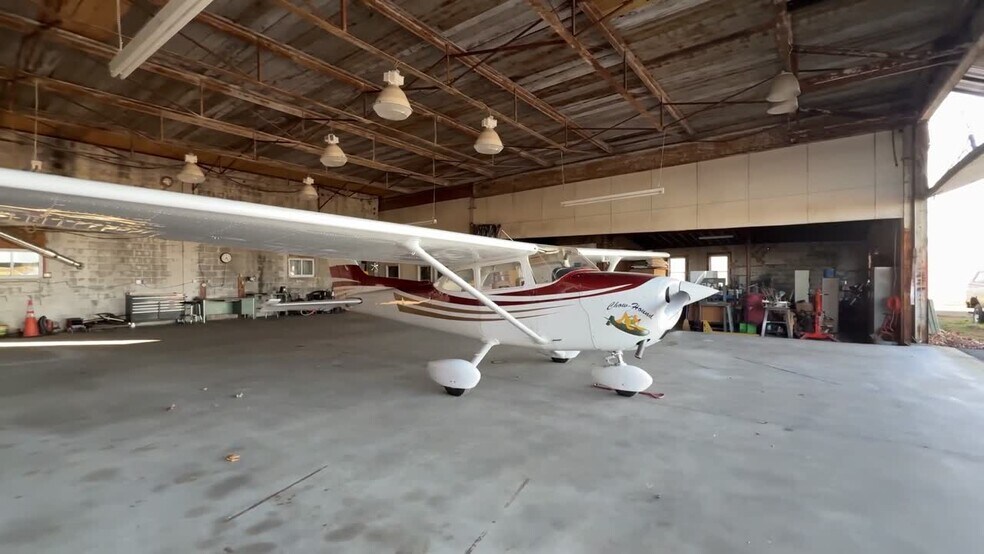 Primary Photo Of 89 Route 169, Woodstock Airport For Sale