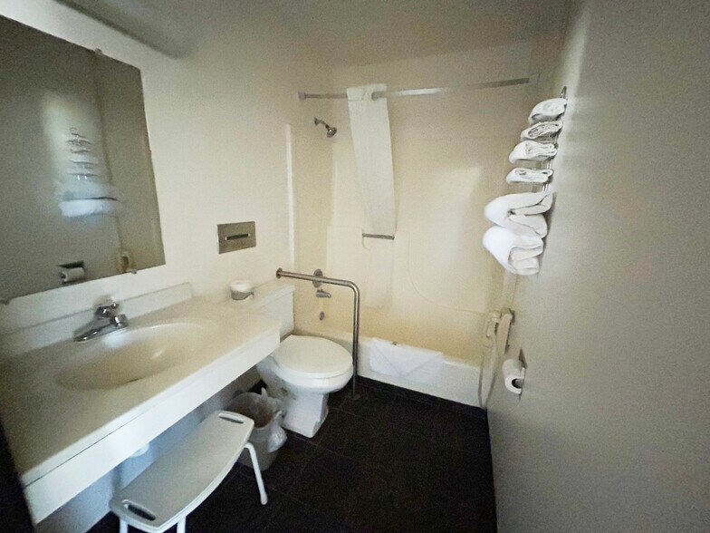 More Photos Of 1025 E 4th St, Ainsworth Hospitality For Sale