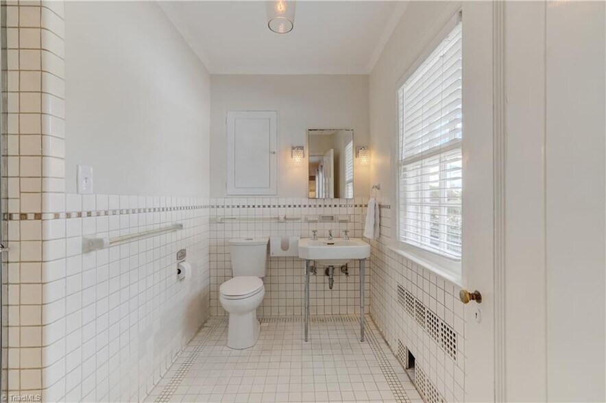 More Photos Of 17 E Main St, Thomasville Storefront Retail Office For Sale