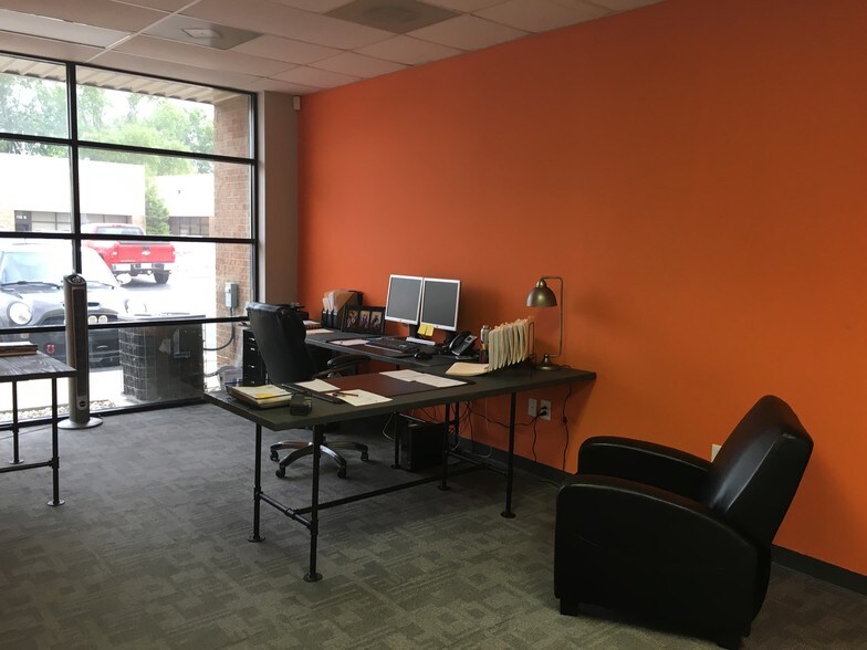 More Photos Of 700 Crown Industrial Ct, Chesterfield Warehouse For Lease