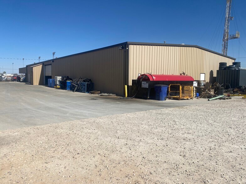 More Photos Of 703 NW Mustang Dr, Andrews Warehouse For Sale