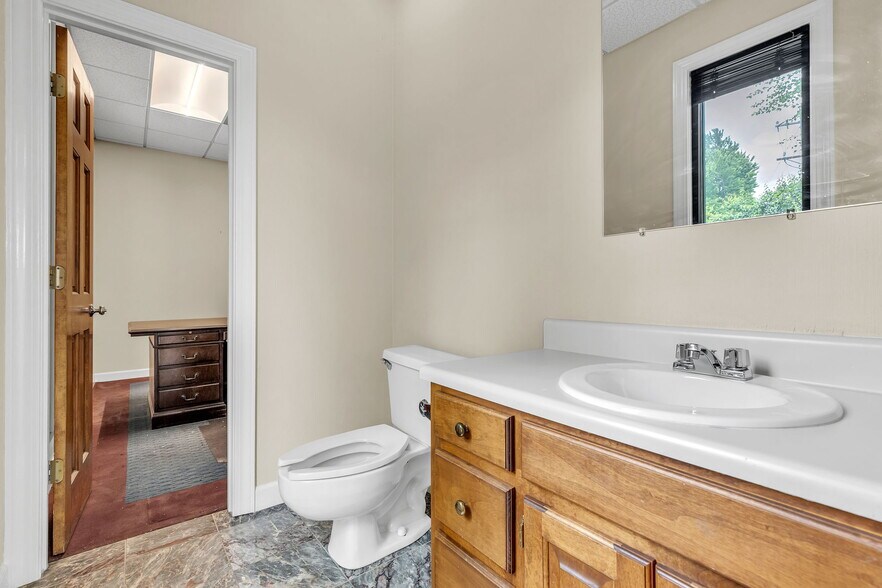 More Photos Of 4 Progress Rd, Greenville Flex For Lease