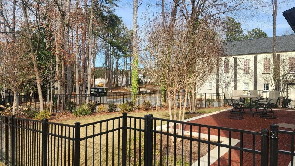 More Photos Of 363 S Main St, Alpharetta Freestanding For Lease