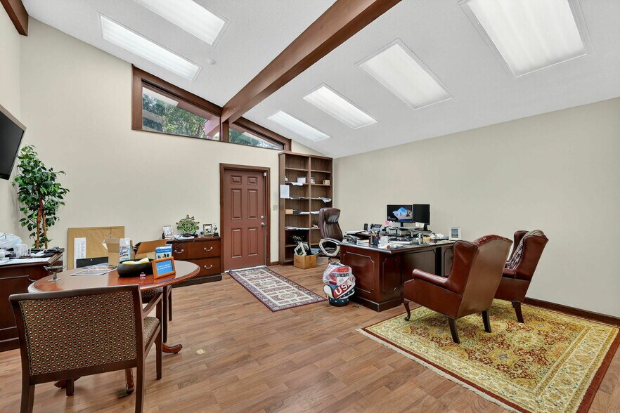 More Photos Of 1029 W Magnolia St, Leesburg Office For Sale