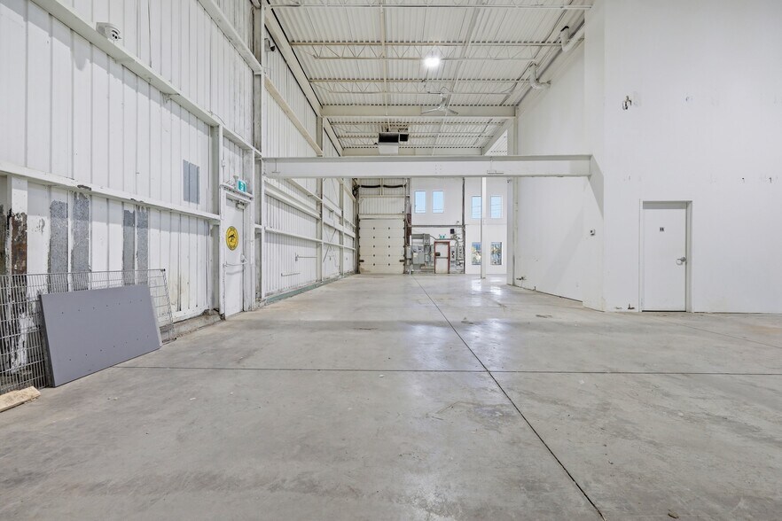 More Photos Of 605 Boul Guimond, Longueuil Warehouse For Sale