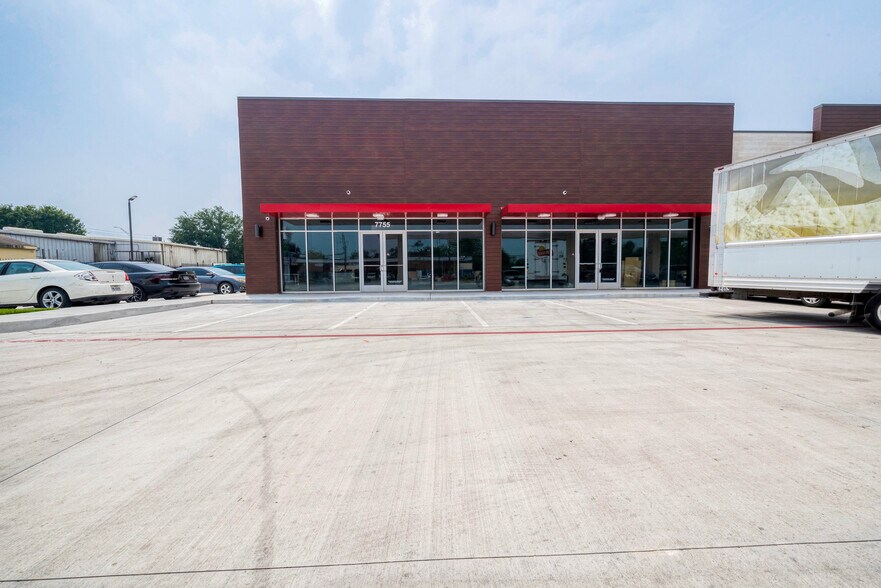 More Photos Of 7755 N Wayside Dr, Houston General Retail For Lease