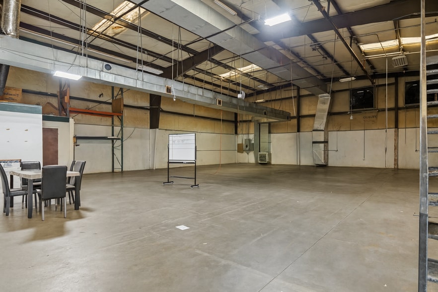 More Photos Of 913 Washington St, Graham Manufacturing For Sale