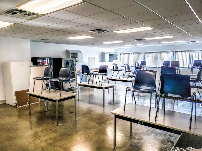 More Photos Of 7622 18th St NW, Edmonton Manufacturing For Lease