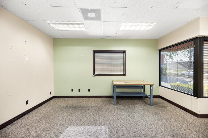 More Photos Of 2525 W Woodland Dr, Anaheim Office For Lease
