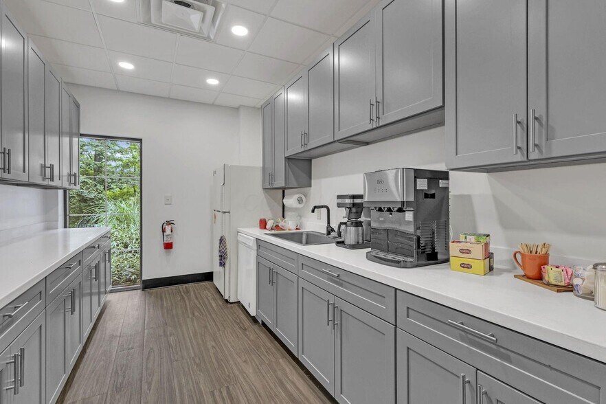 More Photos Of 1480 Manning Pky, Powell Loft Creative Space For Sale