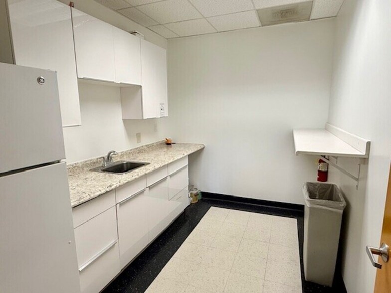 More Photos Of 14101 Valleyheart Dr, Sherman Oaks Office For Lease