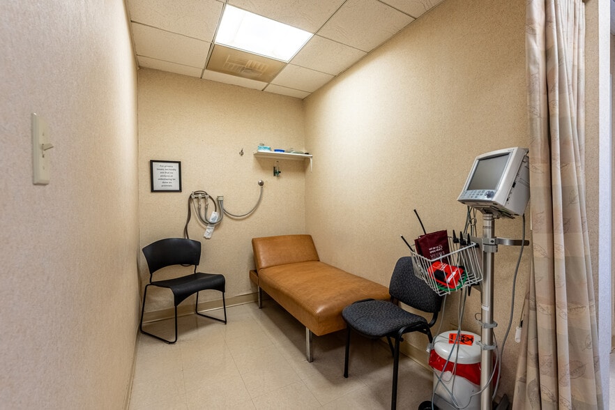 More Photos Of 1303 Macom Dr, Naperville Medical For Lease