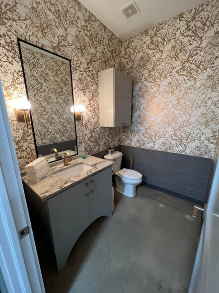 More Photos Of 4224 S Peoria Ave, Tulsa Flex For Lease