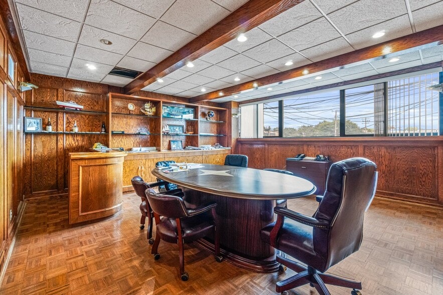 More Photos Of 75 Windsor Ave, Mineola Warehouse For Sale