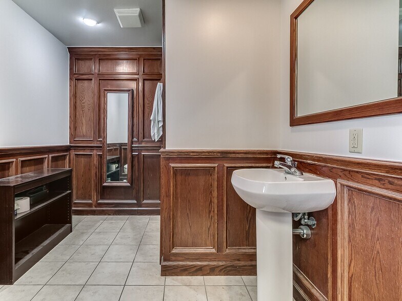 More Photos Of 9802 N Morgan Rd, Yukon Office For Sale