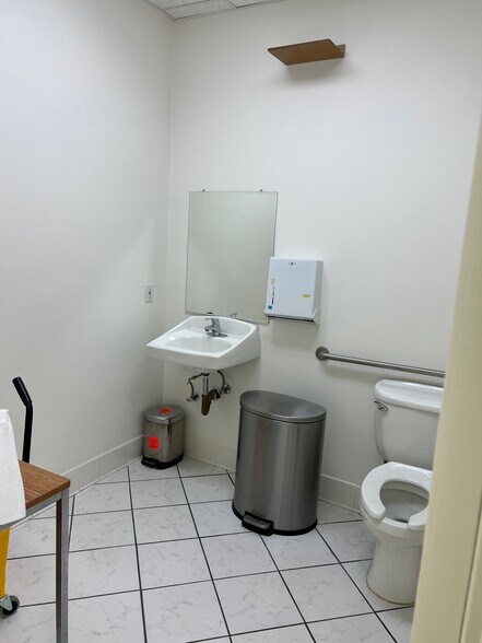 More Photos Of 22119 Sherman Way, Canoga Park Office For Lease
